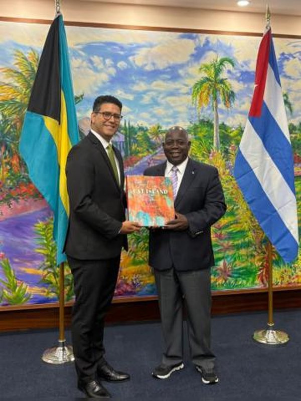 Embajador de Cuba sostiene encuentro oficial con el Primer Ministro de la Mancomunidad de Las Bahamas